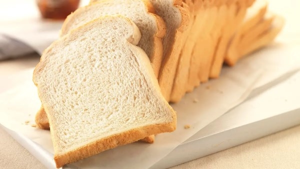 الخبز الأبيض غذاء شائع بمخاطر صحية صادمة