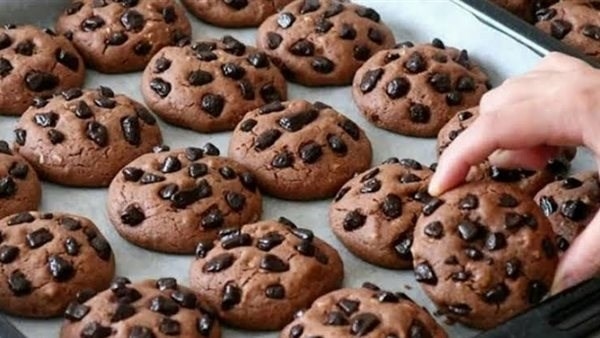 زي المحلات.. طريقة عمل كوكيز الشوكولاتة
