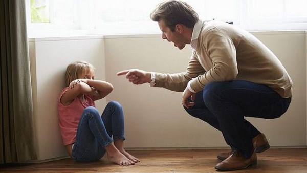 ما حكم من يعامل أولاده معاملة سيئة؟.. الإفتاء تجيب