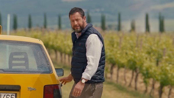 يعرض في مهرجان فينيسيا.. جورج كلوني وآدم ساندلر يجتمعان في فيلم «Jay Kelly»