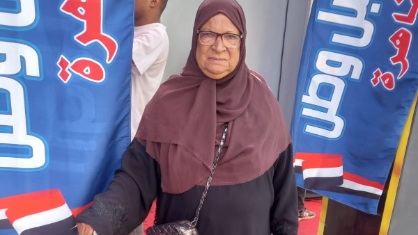 مسنة بعكاز من المطرية: شاركوا في انتخابات الشيوخ عشان نكون إيد واحدة