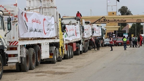 الهلال الأحمر المصري: 2400 طن مساعدات غذائية وطبية بقافلة «زاد العزة» إلى غزة