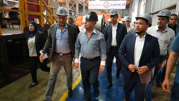 الوزير يتفقد 6 مصانع متخصصة في درفلة وجلفنة وطلاء ألواح الصلب المسطح وإنتاج النسيج