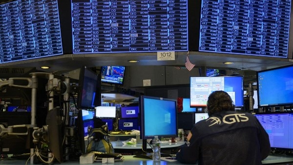 استقرار العقود الآجلة للأسهم الأمريكية بعد أسبوعين متتاليين من المكاسب