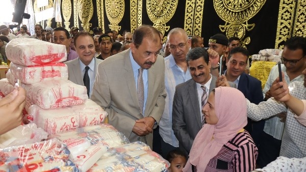 محافظ سوهاج يفتتح سوق اليوم الواحد بمدينة المراغة
