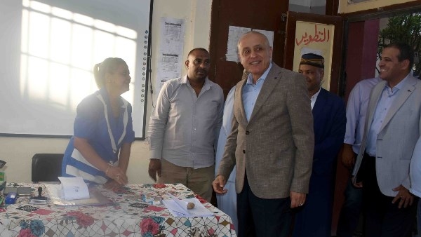 فى الفترة المسائية.. محافظ الأقصر يتفقد عدداً من اللجان الانتخابية