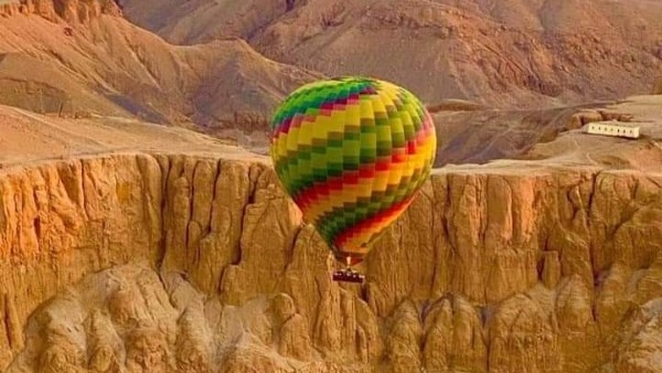 إلغاء رحلات البالون الطائر بالأقصر حفاظًا على سلامة السائحين بسبب سرعة الرياح