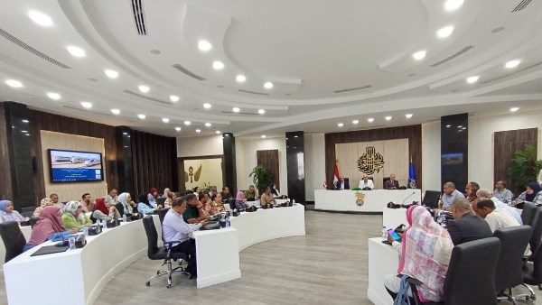 جلسة تشاورية بأسوان لعرض مشروع القطار الكهربائي السريع "أكتوبر – أبو سمبل"