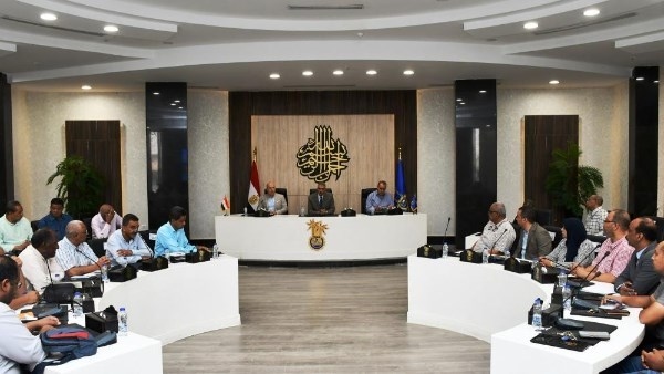 أخبار أسوان: تكليفات بتطبيق مبادرة رئيس الوزراء بخفض الأسعار.. وخطوات تنفيذية لمشروع «سكن كريم».. ودعم للنادي الرياضي