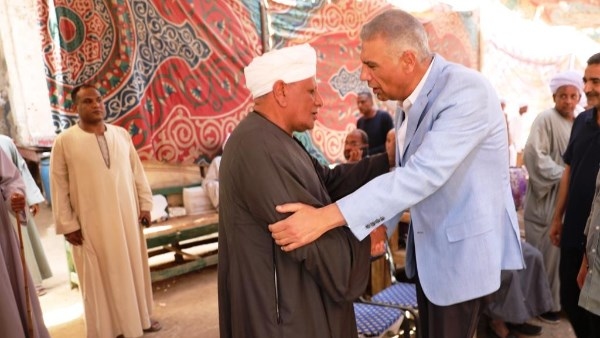 محافظ أسوان يقدم واجب العزاء لأسرة الراحل تقادم أحمد الليثى بإدفو