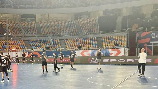 الأسباني فرناندو يقود مران منتخب الناشئين استعدادًا لبطولة العالم لكرة اليد