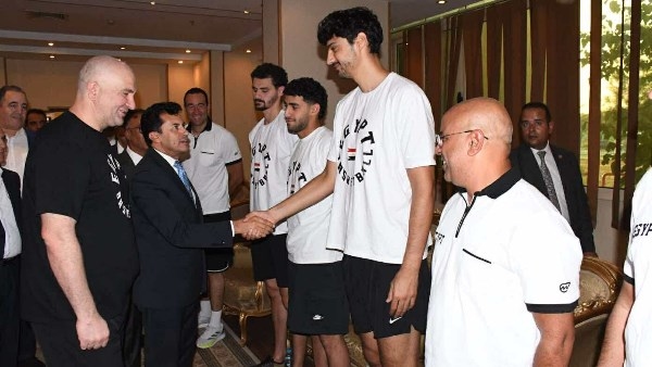 قبل المشاركة في الأفروباسكت.. وزير الرياضة يلتقي منتخب مصر لكرة السلة بحضور عمرو مصيلحي