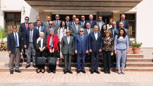 أسامة ربيع: قناة السويس مستمرة في تقديم خدماتها رغم التحديات الأمنية بالبحر الأحمر