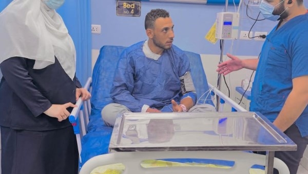 عاد من الموت.. إنقاذ حياة شاب بعد توقف عضلة القلب نتيجة صعق كهربائي وسقوط من علو بالشرقية