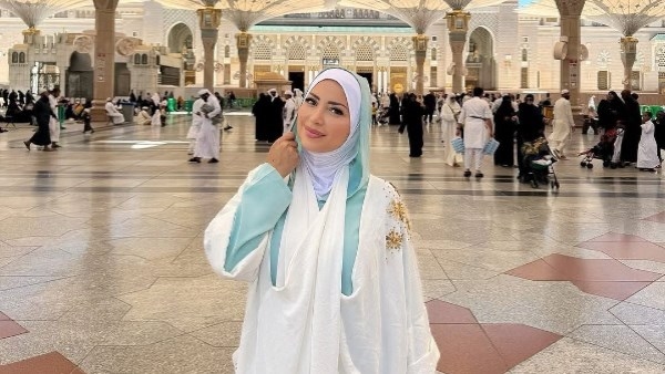 نسرين طافش: العمرة رحلة روحانية.. والدين علاقة خاصة بين العبد وربه