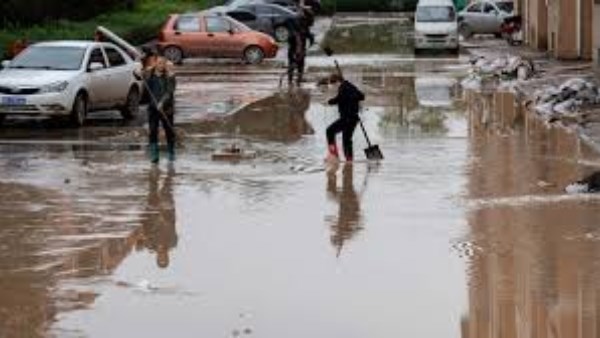 الصين تجدد التحذيرات من عواصف وسيول جبلية مع استمرار الأمطار الغزيرة