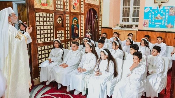 الأنبا عمانوئيل يترأس قداس المناولة الإحتفالية برعية رئيس الملائكة ميخائيل بنجع الصياغ