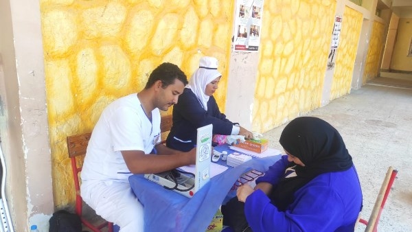 عوض تاج الدين: «100 يوم صحة» تعمل على إيصال الرعاية الطبية للمواطنين بالقرى والمدن