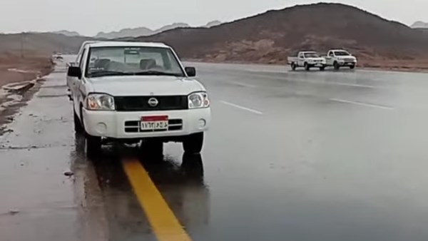 الغيوم تغطي السماء.. تساقط أمطار متوسطة على مدينة سانت كاترين