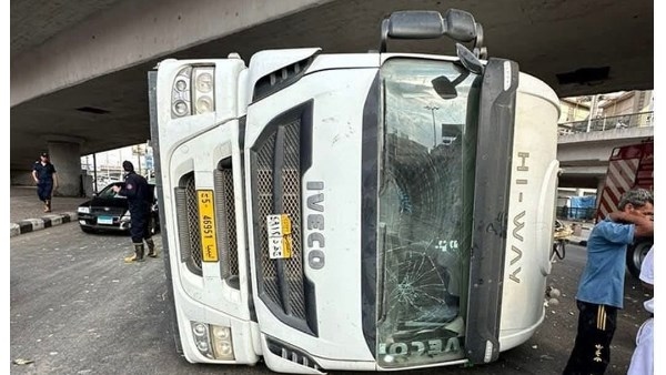 انقلاب سيارة تريلا في ميدان عبد المنعم رياض بالتحرير.. صور