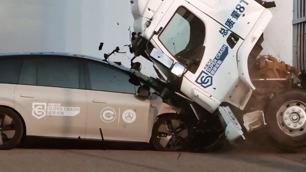 أحدث سيارة BMW مصنوعة من المخلفات.. وسيارة صينية تحطم تريلا