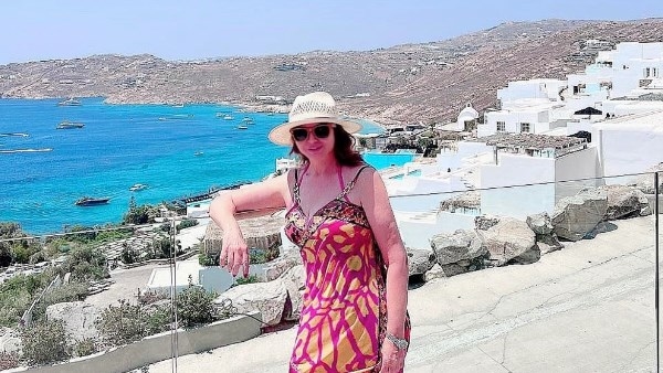 بالفوشيا المشجّر.. إلهام شاهين تستعرض رشاقتها من اليونان