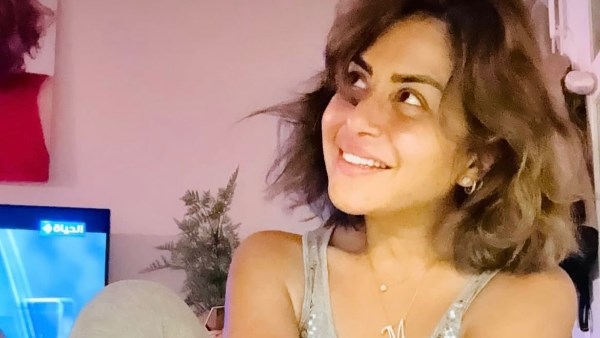 منة فضالي تشارك جمهورها إطلالة عفوية من منزلها