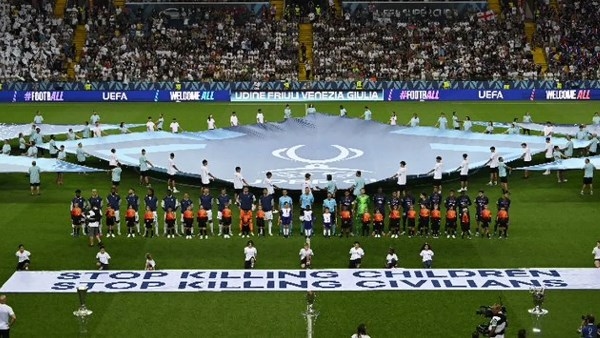 يويفا يرفع شعار أوقفوا قتل الأطفال بعد انتقادات محمد صلاح