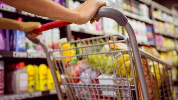 تراجع أسعار الزيت والسكر والدواجن.. والغرف التجارية تعلق