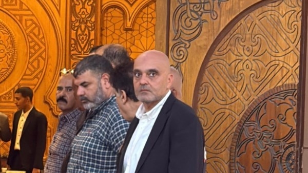 الحزن يسيطر على نجل سيد صادق في عزاء الفنان .. صور