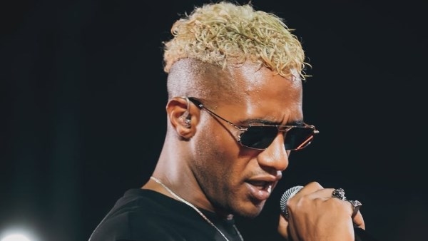أمريكي يستمع لأغاني محمد رمضان بنيويورك.. والأخير: بعد كدة هيبقى أمر طبيعي