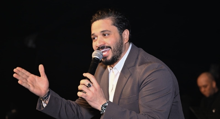 فى أول ظهور بعد تعافيه من عملية بالحنجرة ... مصطفى حجاج نجم سهرة رمضانية بطريق السويس