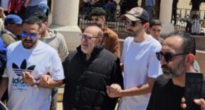 انهيار صلاح عبد الله في جنازة سليمان عيد ... كريم محمود عبد العزيز يسانده