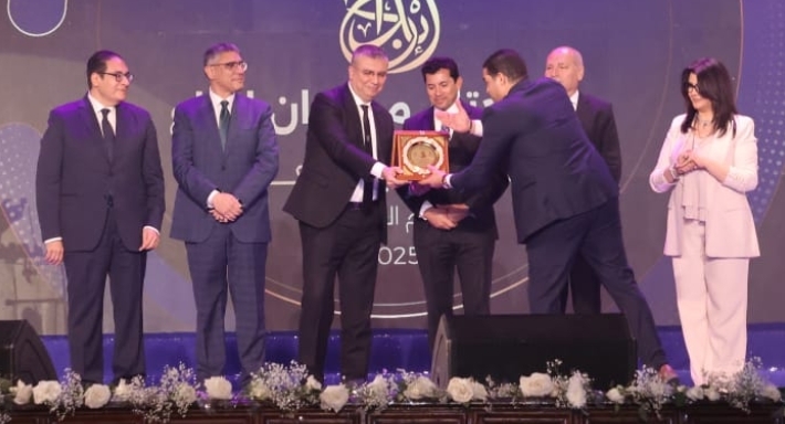 وزير الشباب والرياضة يكرم عمرو الليثي بجائزة "أفضل إعلامي" في ختام مهرجان إبداع لشباب الجامعات