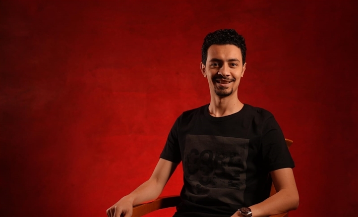 أشرف أيمن يتصدر السوشيال ميديا بعد الإعلان عن وثائقي الذكاء الاصطناعي