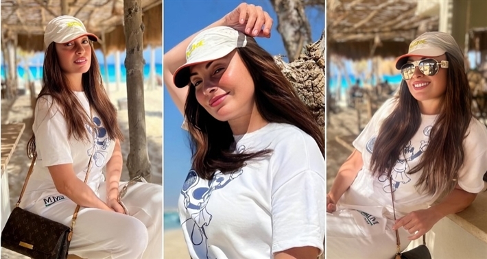 نرمين الفقي بإطلالة بيضاء على شاطيء البحر