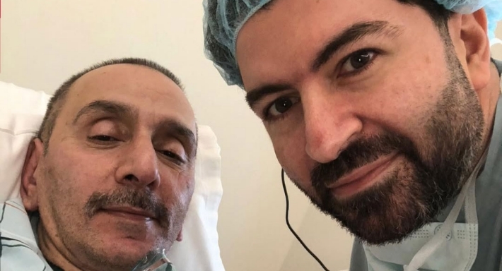 الظهور الأخير لزياد الرحباني قبل وفاته ... مبتسما على فراش المرض