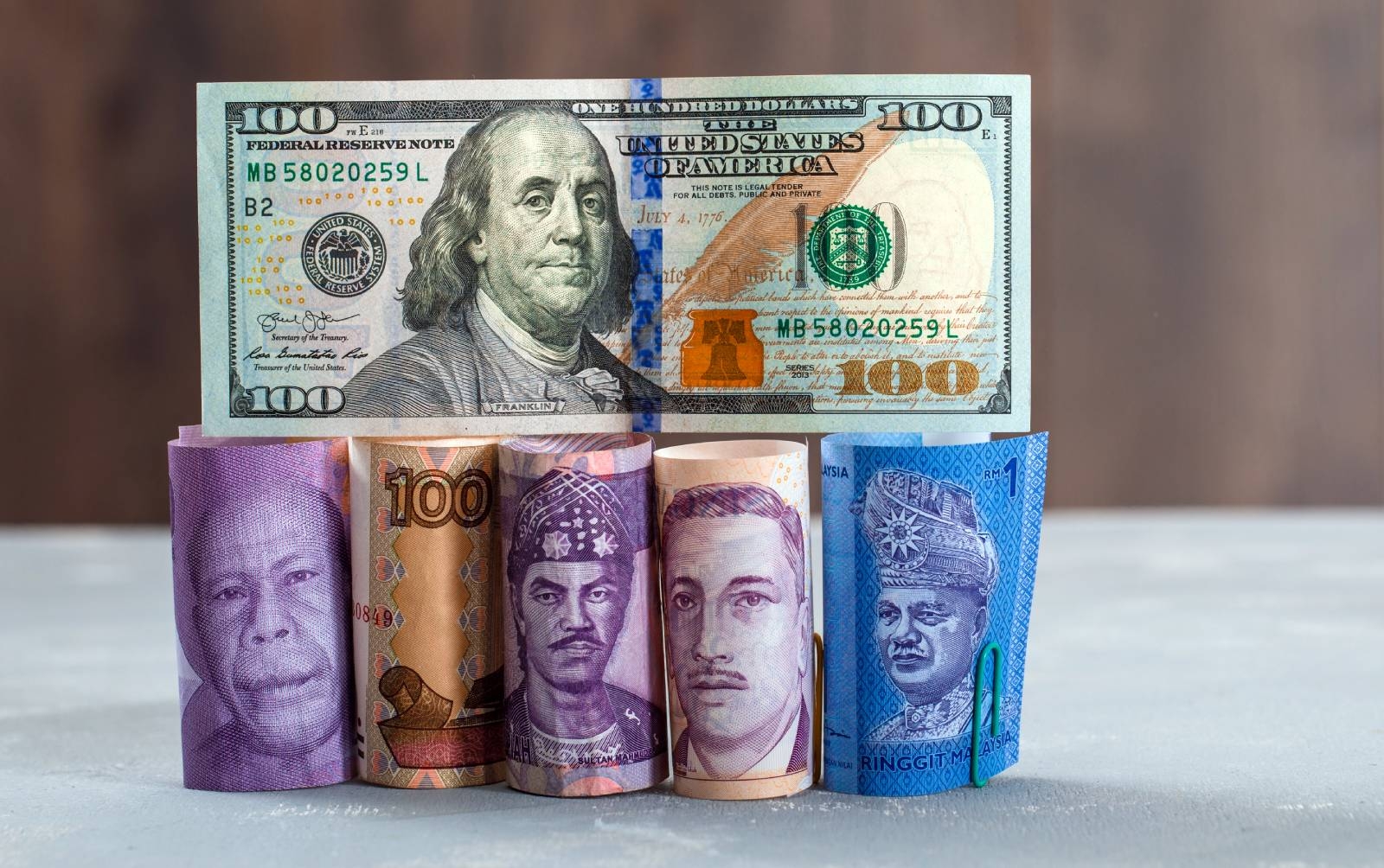 Investors seeking emerging currency bargains zero in on Asia