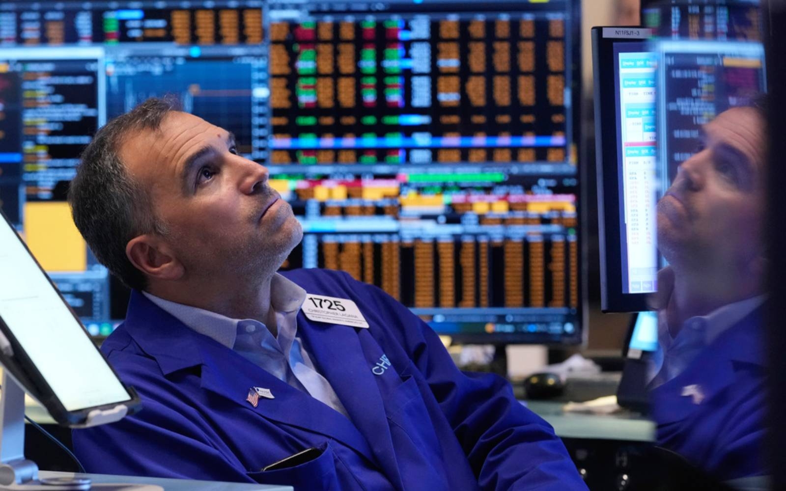 US stock futures dip as investors await trade negotiations