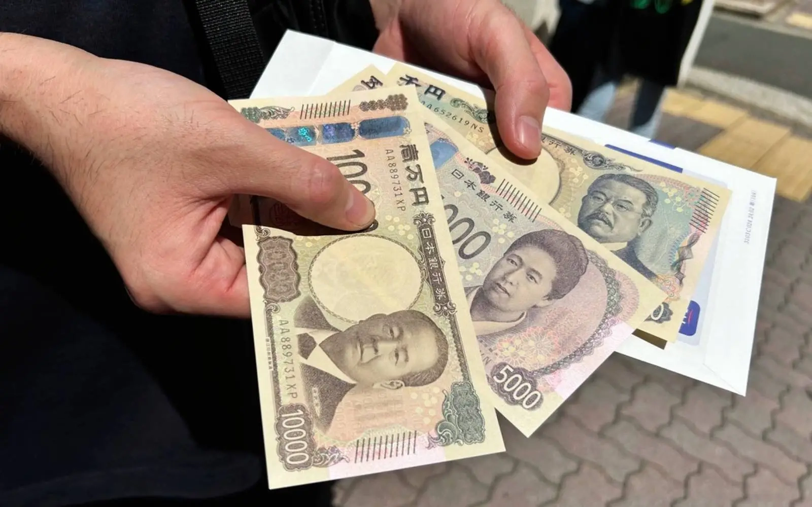 Yen shrugs off tepid bond demand, dollar firms on trade deal hopes