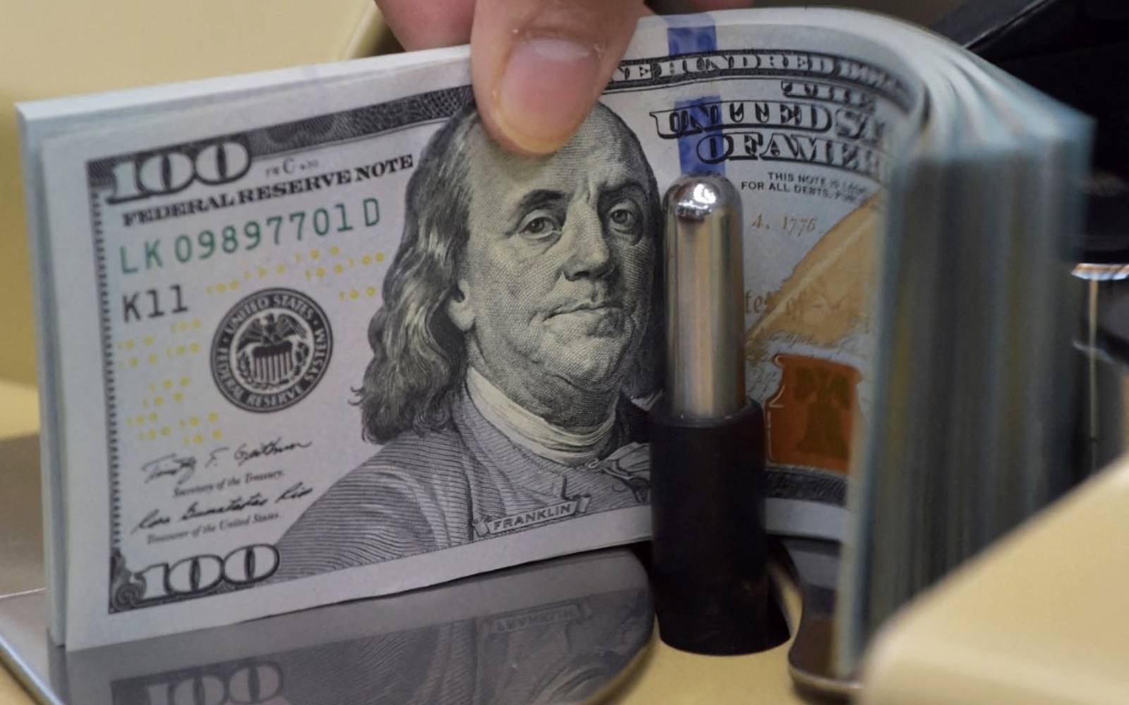 Dollar edges down as trade tensions simmer ahead of jobs data