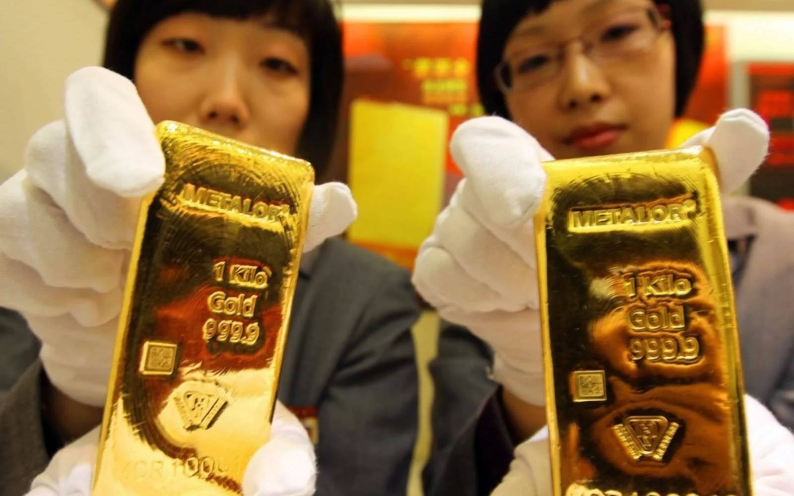 Gold climbs toward record as global trade war concerns dominate