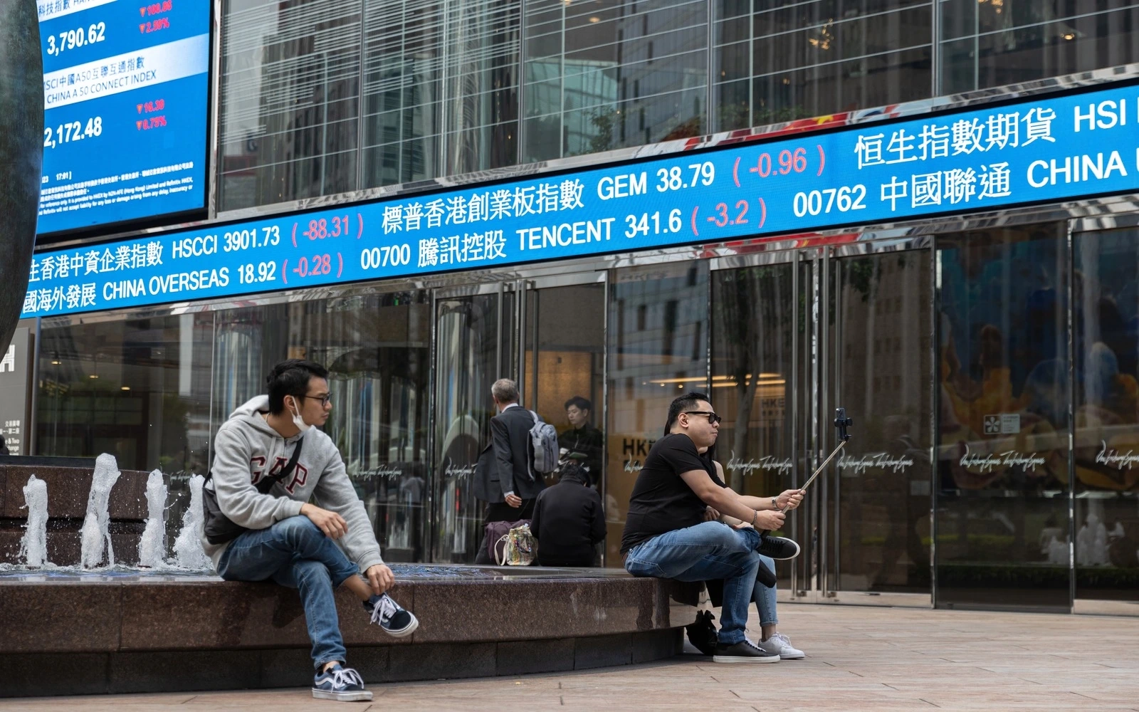China, Hong Kong stocks weaken as auto shares, Apple suppliers weigh