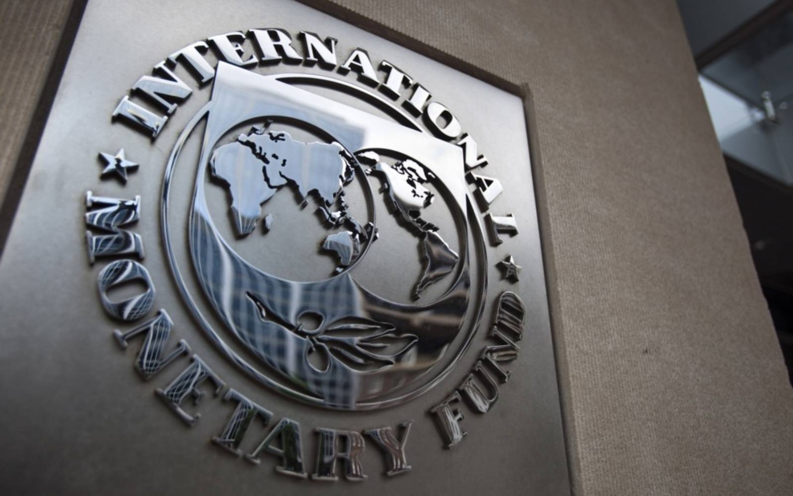 IMF urges sustained French budget squeeze to rein in deficit