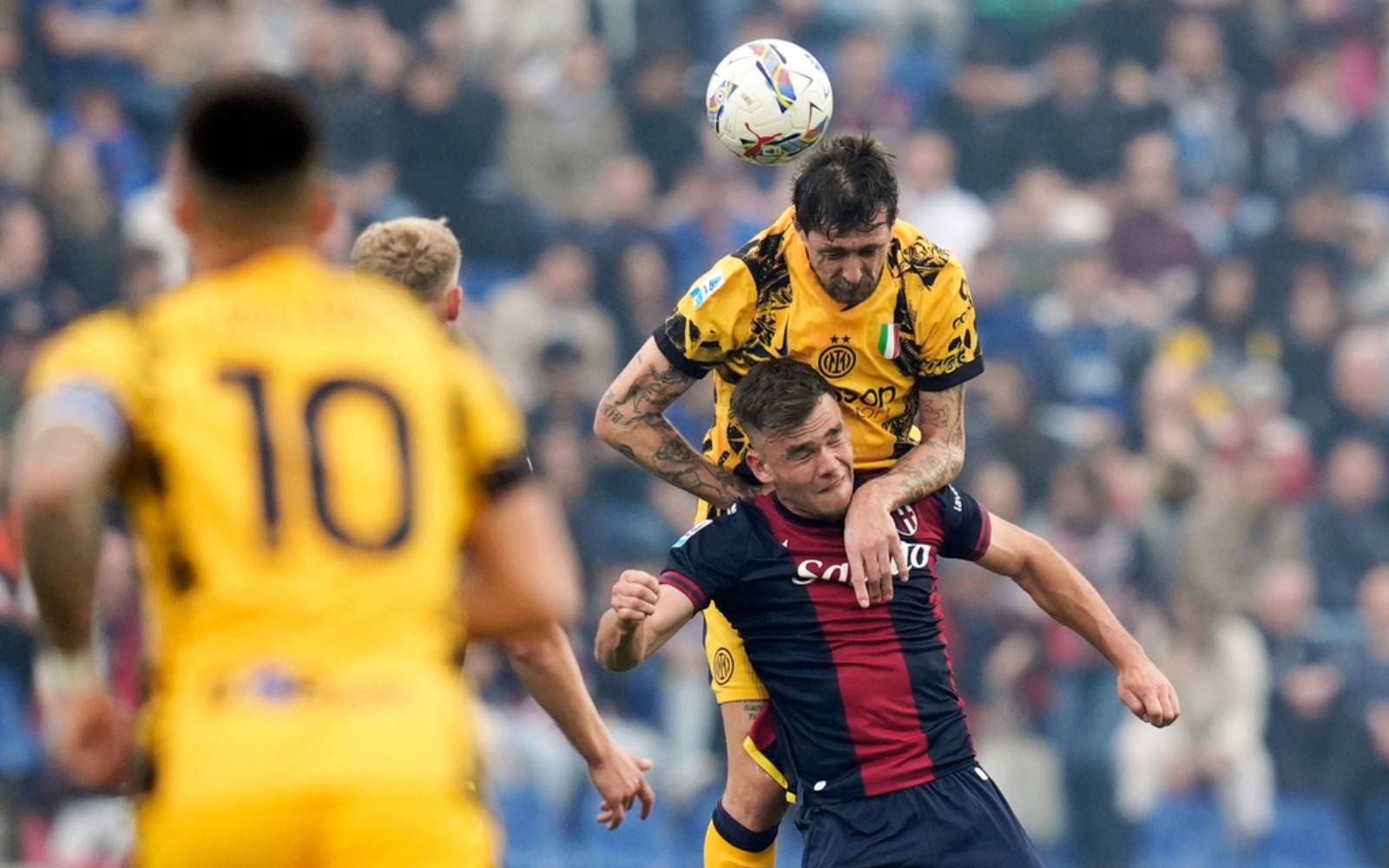 Leaders Inter level with Napoli after late defeat at Bologna