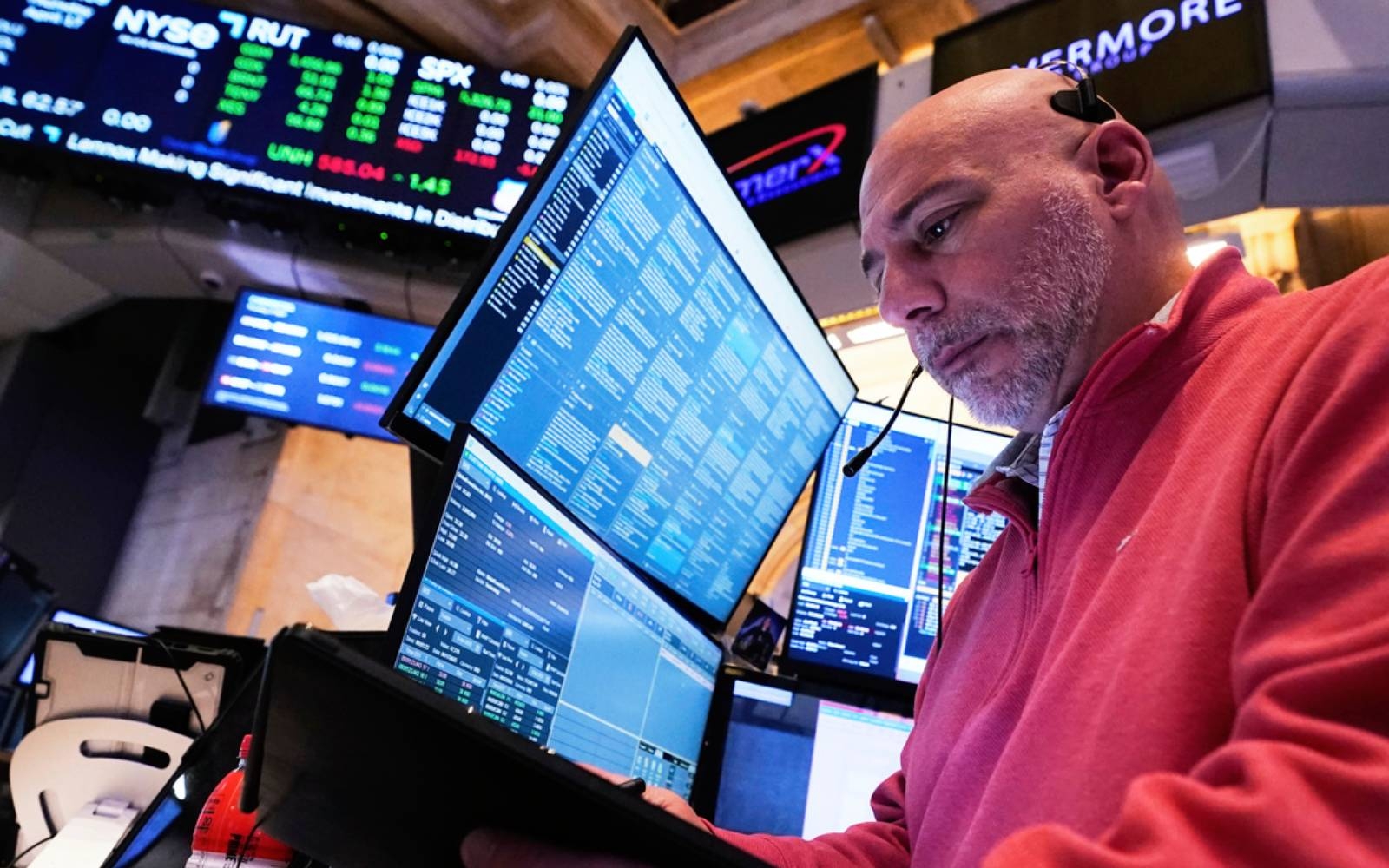 US stocks end mixed as investors eye trade talks, jobs data