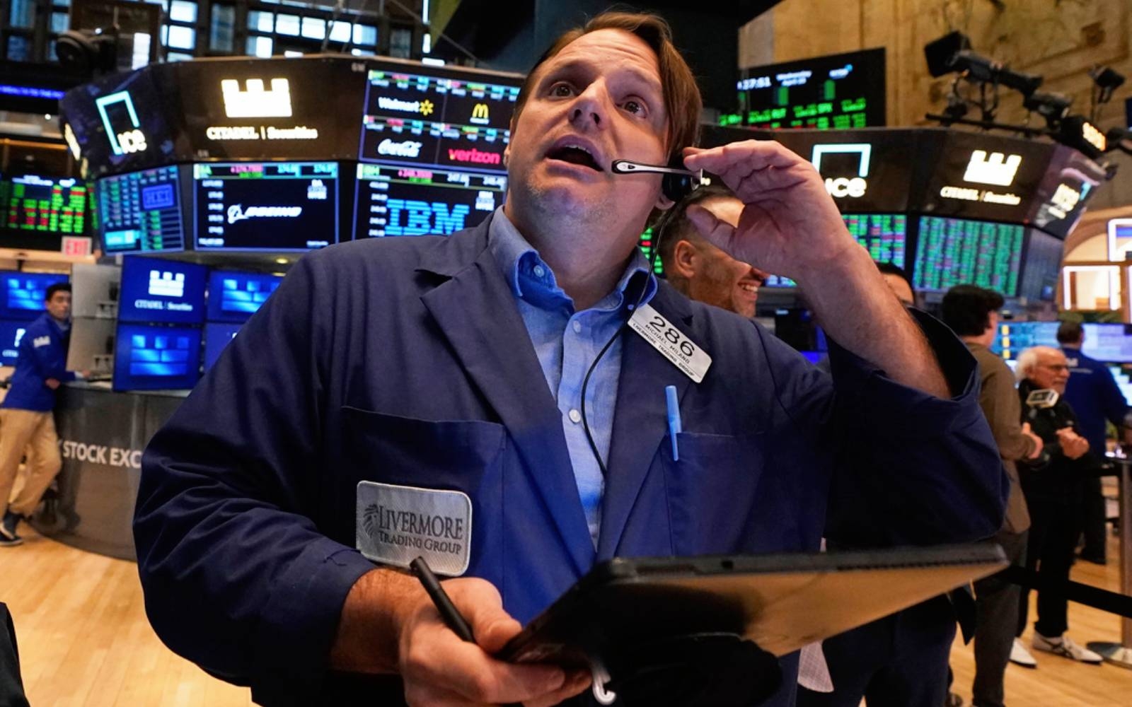 Wall Street ends higher on tech boost, easing tariff tensions