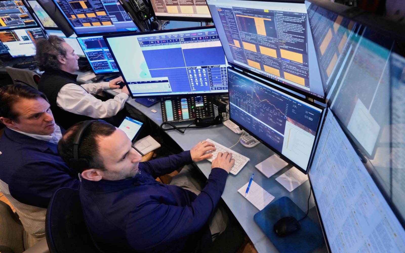 European stocks close higher as Wall Street dips