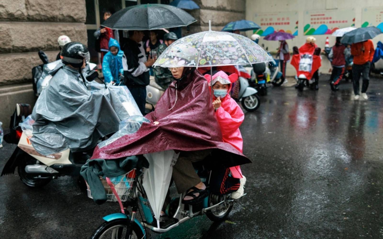 Heavy rains kill 5 in China's south, authorities issue disaster alerts