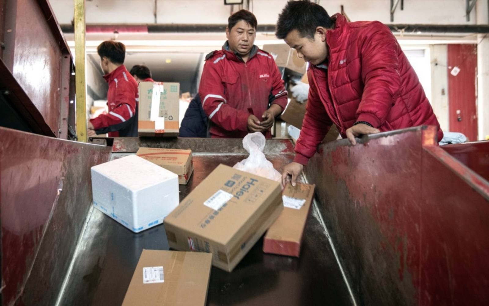 Australia's new haul of Chinese online goods helps tame inflation